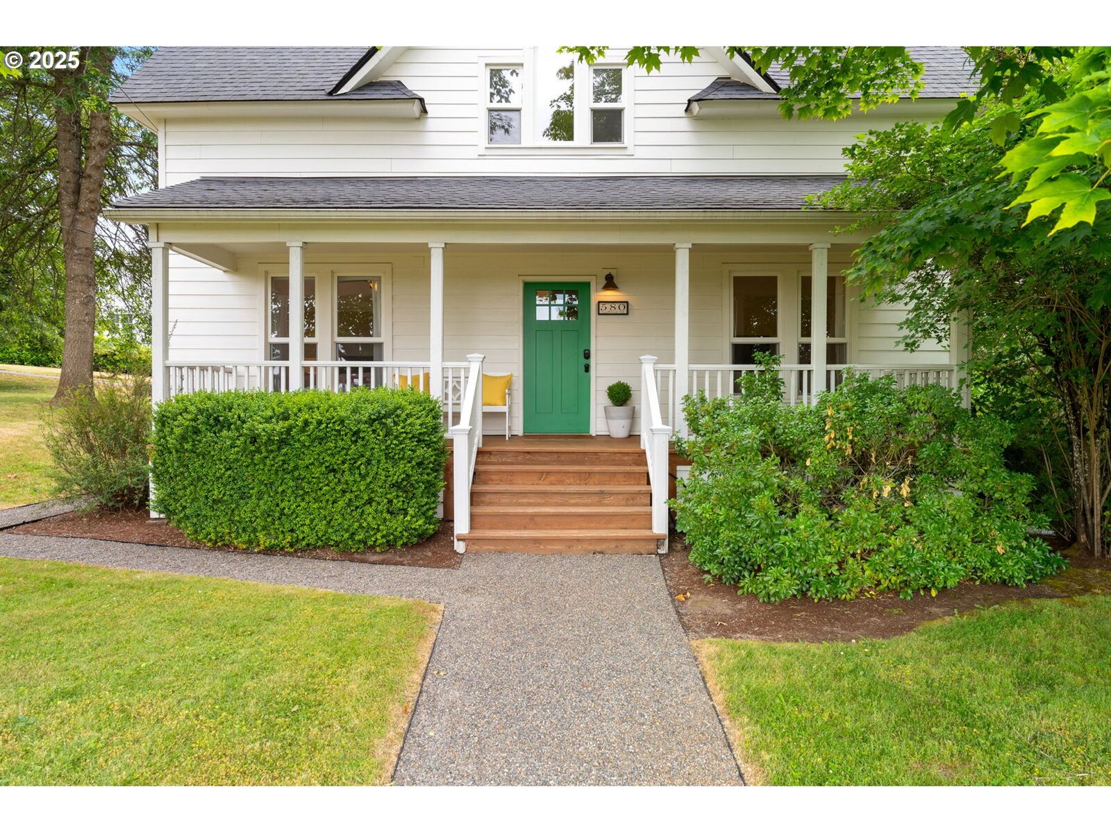 Property Photo:  580 SW 9th St  OR 97115 