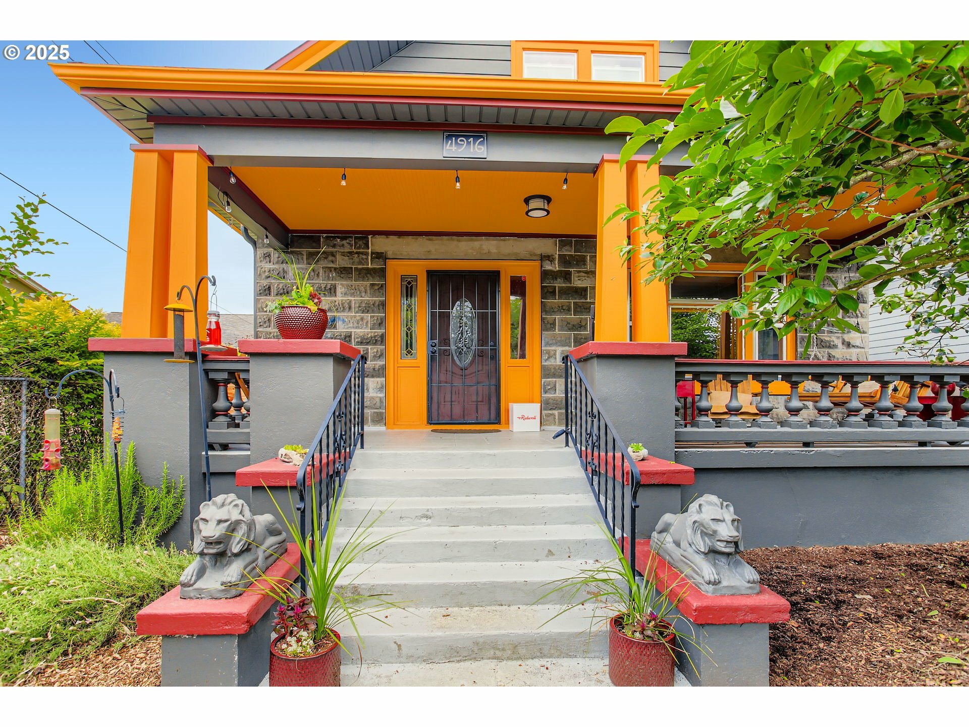 Property Photo: 4916 SE 76th Ave OR 97206