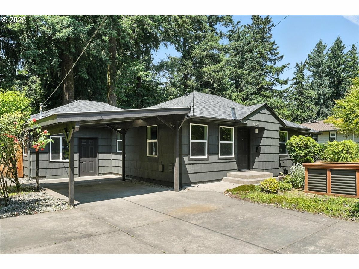 Property Photo:  841 NE 113th Ave  OR 97220 