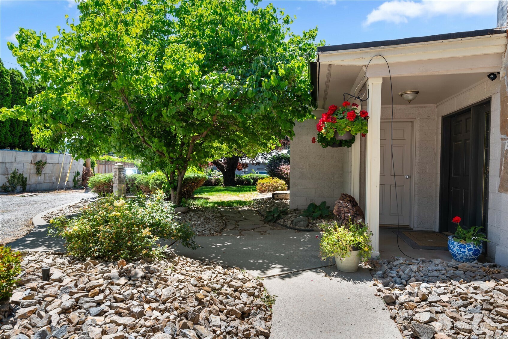 Property Photo: 1714 N Astor Court WA 98802