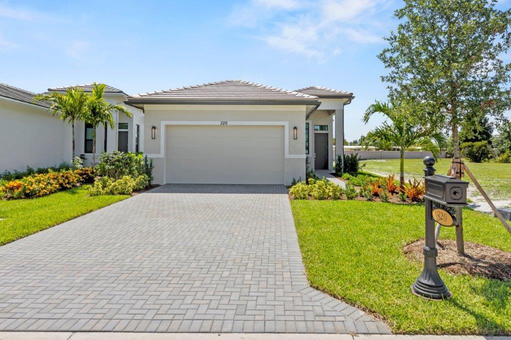 Property Photo: 320 SE Via Sangro FL 34952