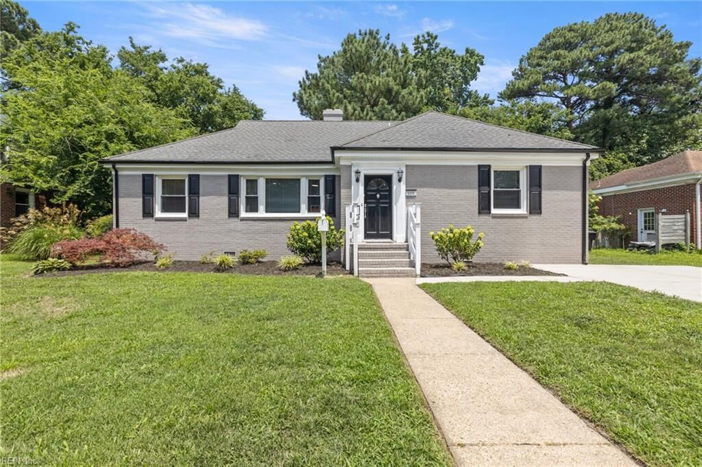 Property Photo: 109 Tyler Cres E VA 23707