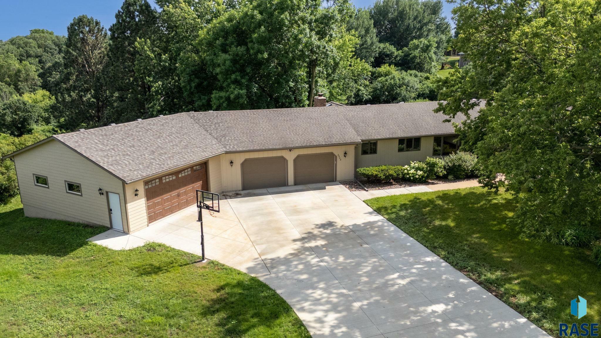 Property Photo: 2908 N Oak Rd SD 57005