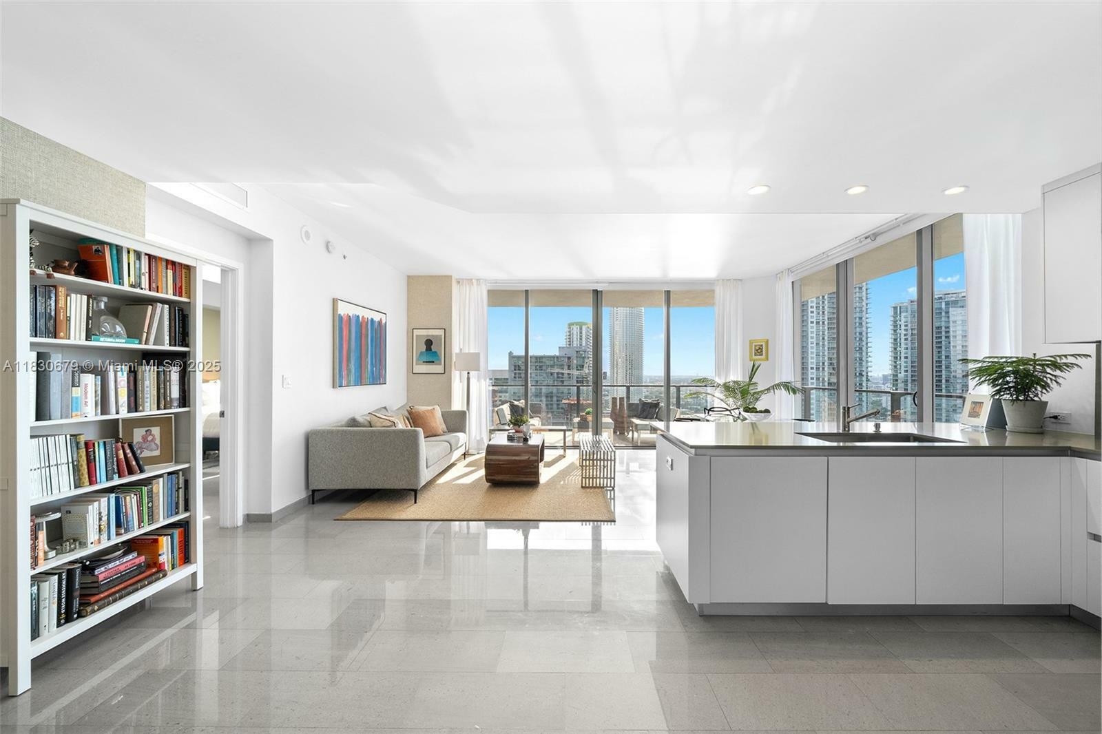 Property Photo: 68 SE 6th St 2512 FL 33131