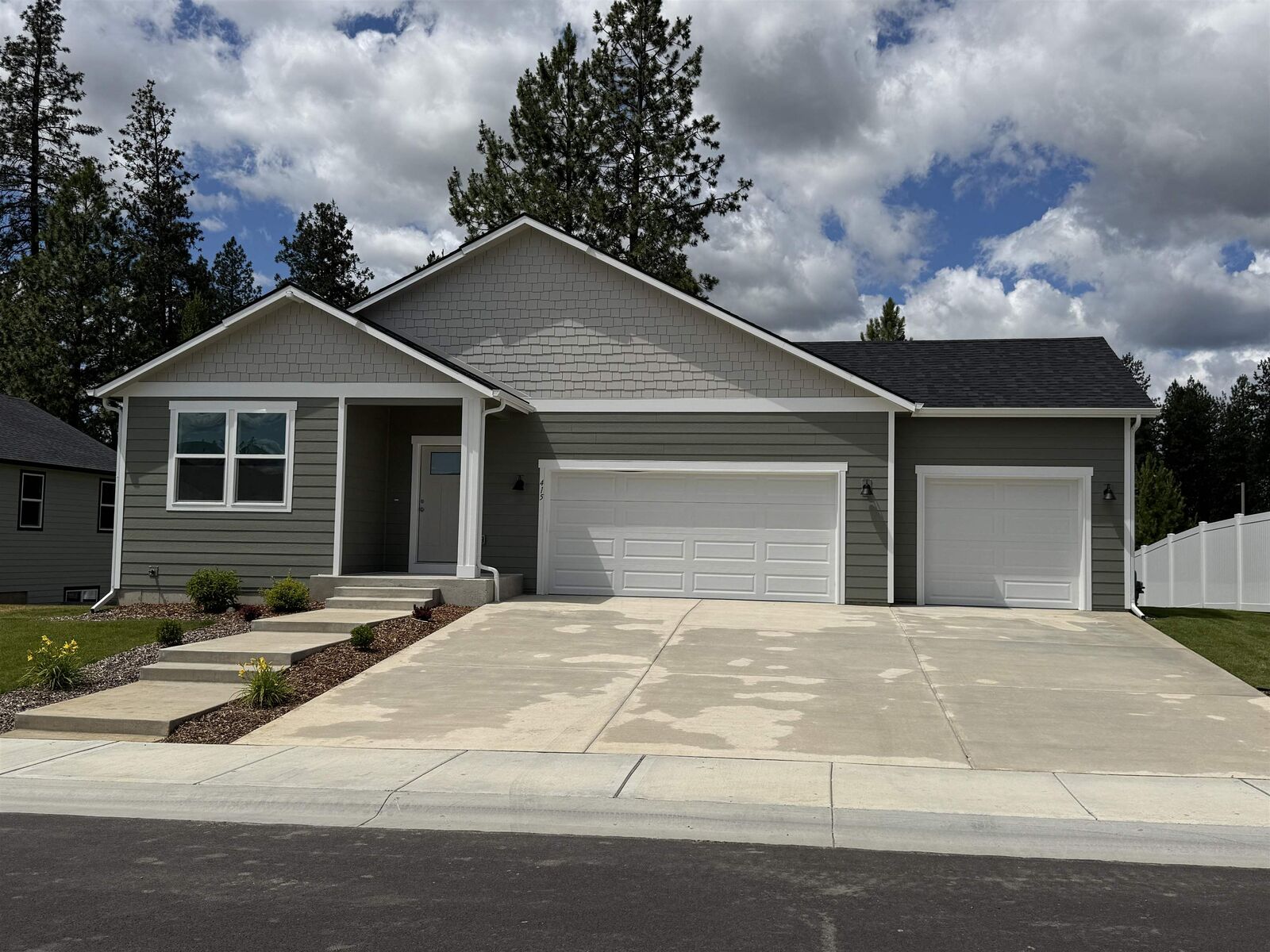 Property Photo:  415 N Arcadia Ave  WA 99006 