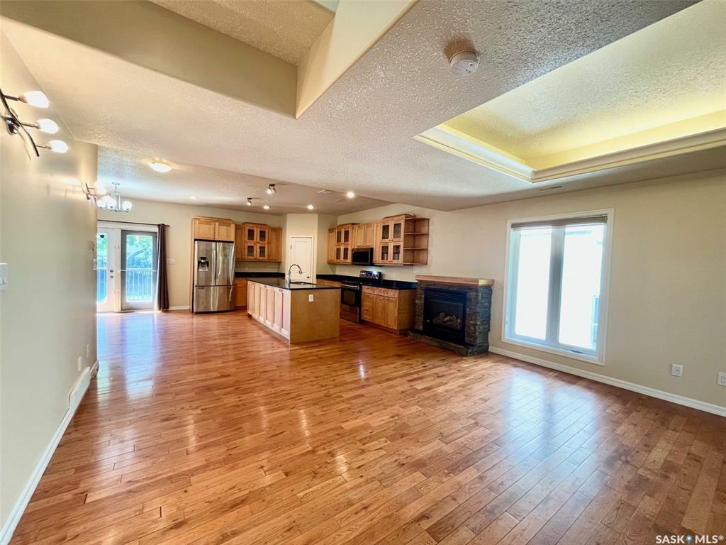 Property Photo:  211 20th Street W 4  SK S6V 4G5 