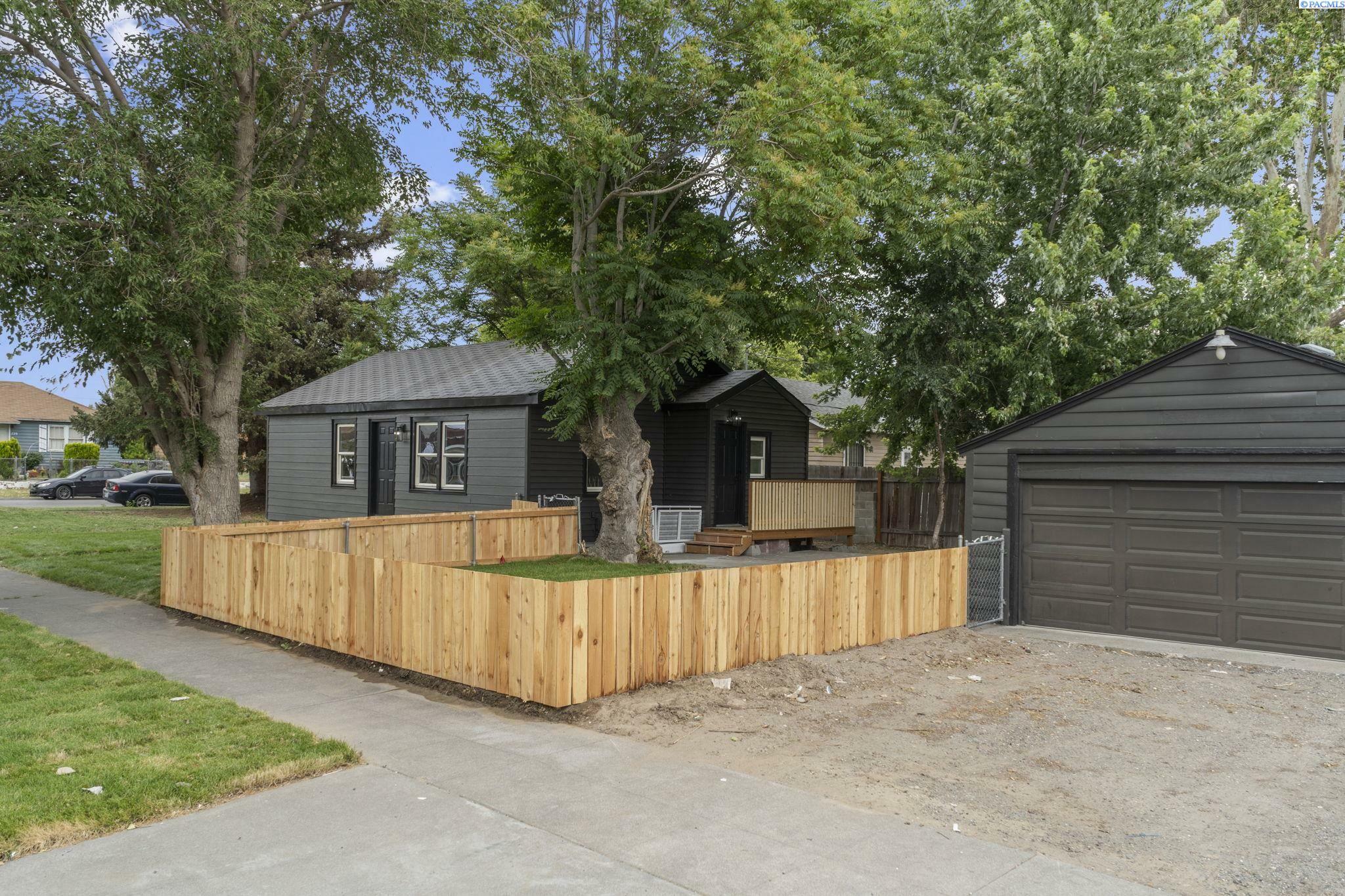 Property Photo: 732 W Henry WA 99301