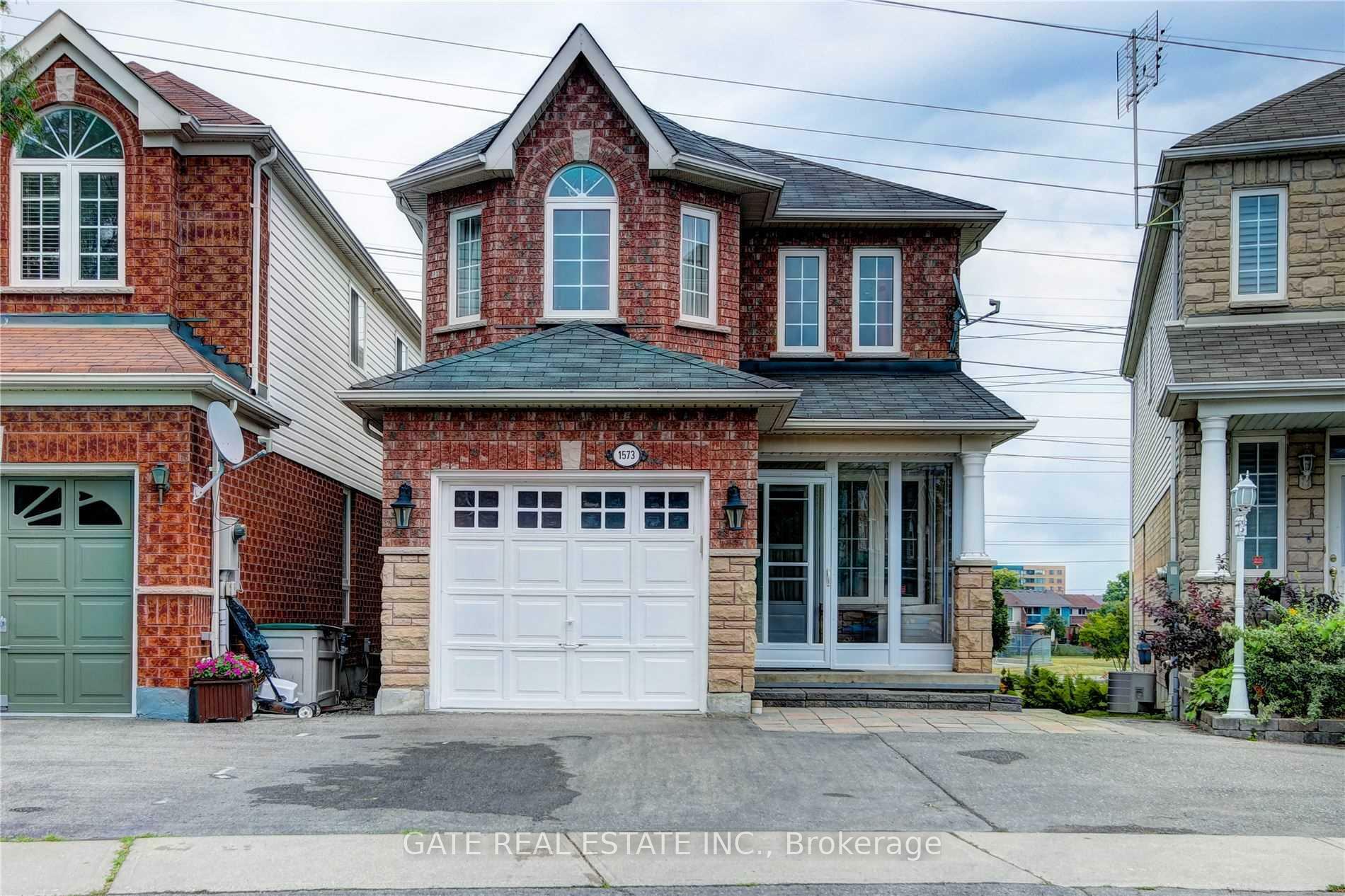 1573 Avonmore Square W  Pickering ON L1V 7H5 photo