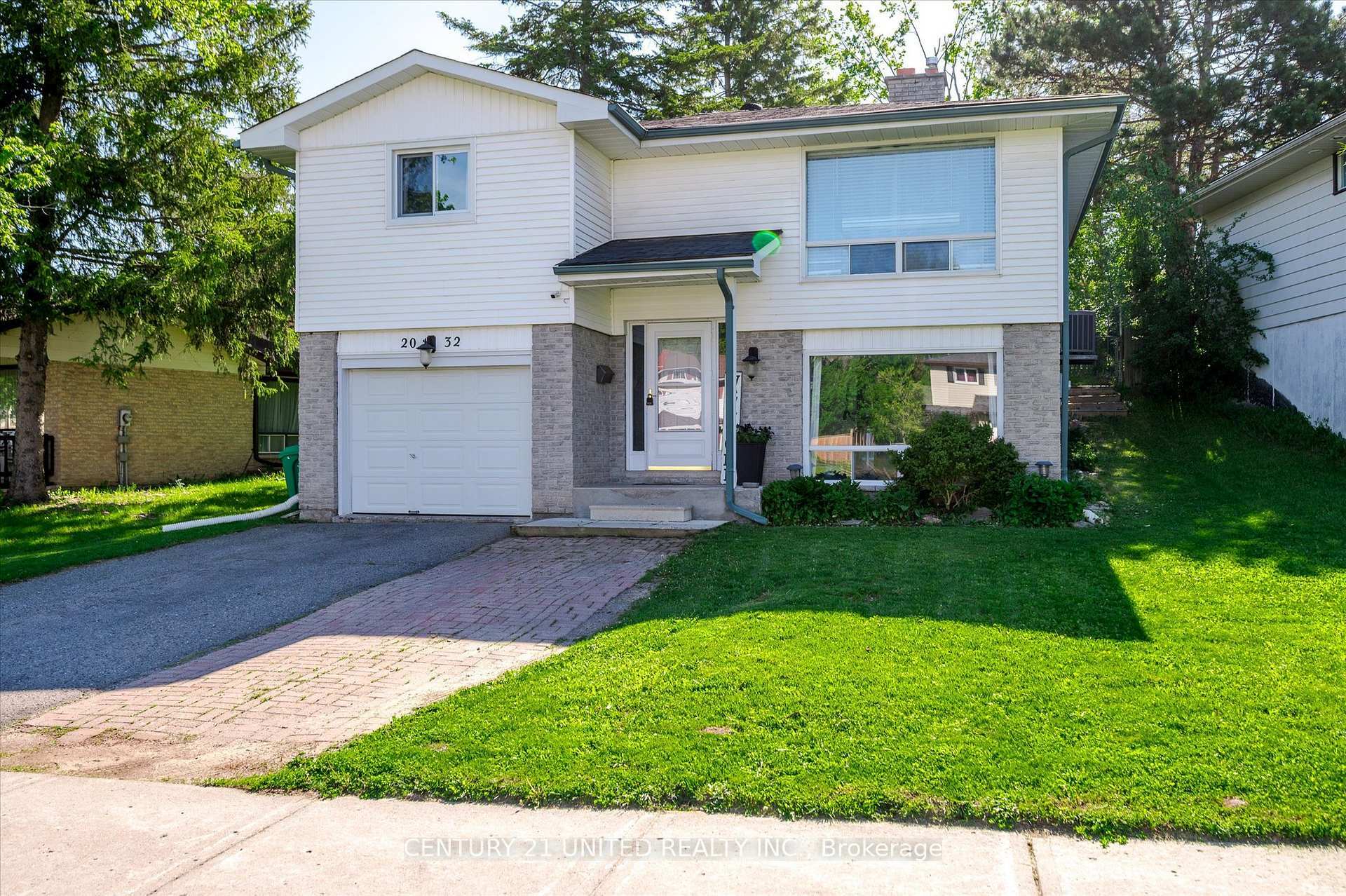 Photo de la propriété:  2032 Walker Avenue  ON K9L 1S1 