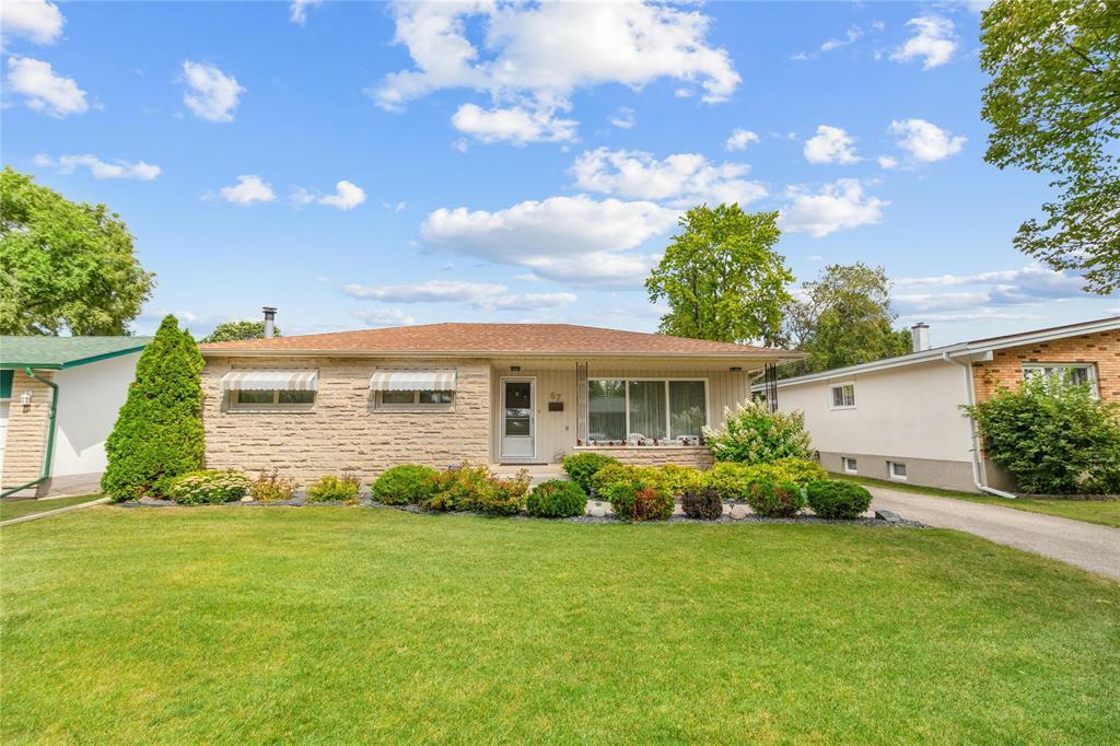 Property Photo: 67 Laurel Bay MB R2V 2V8