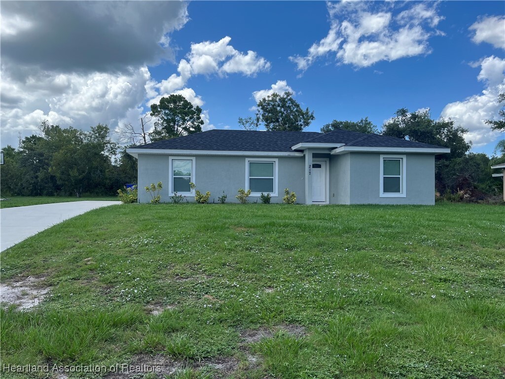 Property Photo: 217 Hoover Avenue NE FL 33852