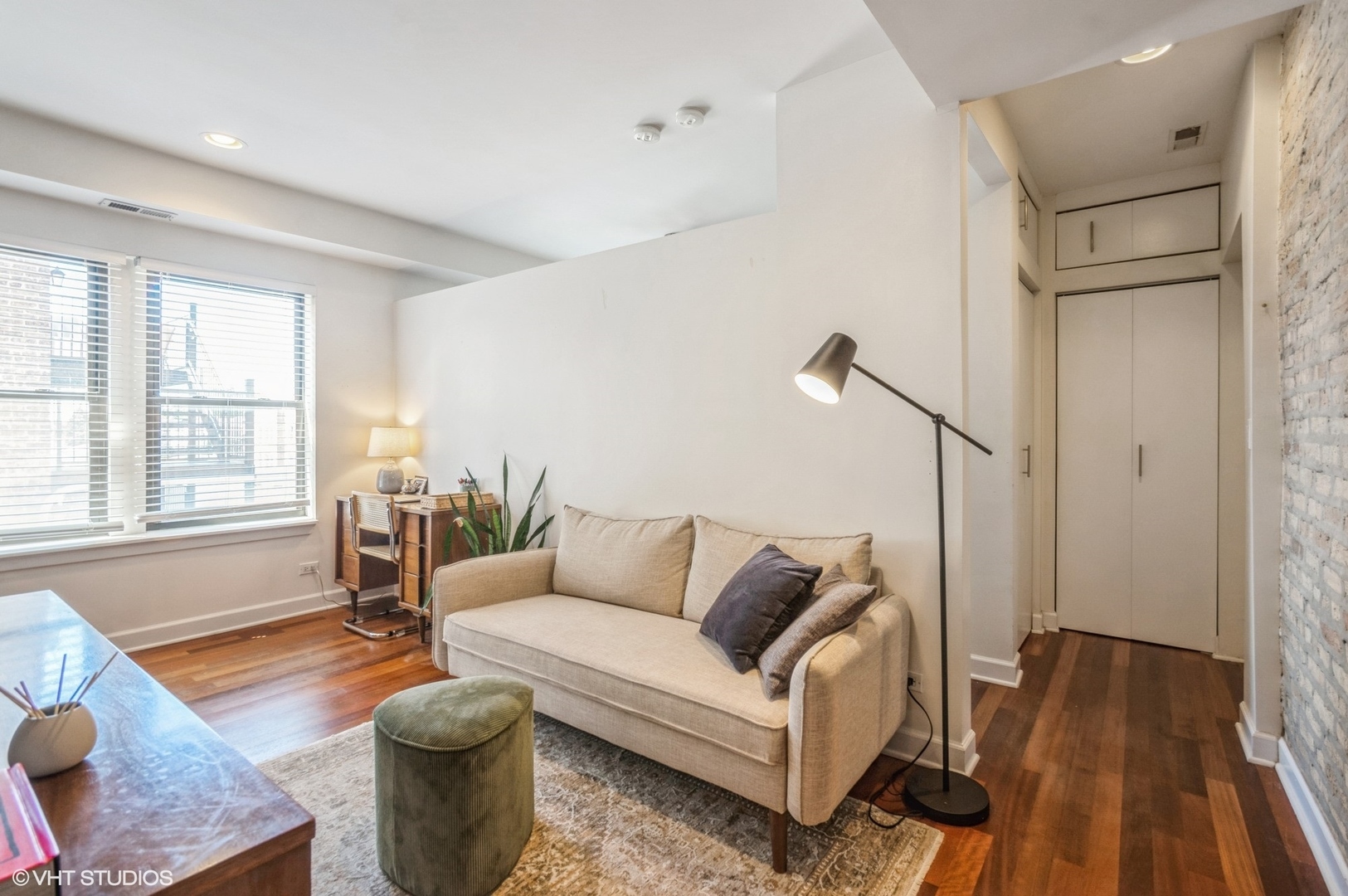 Property Photo:  3756 N Bernard Street 2D  IL 60618 