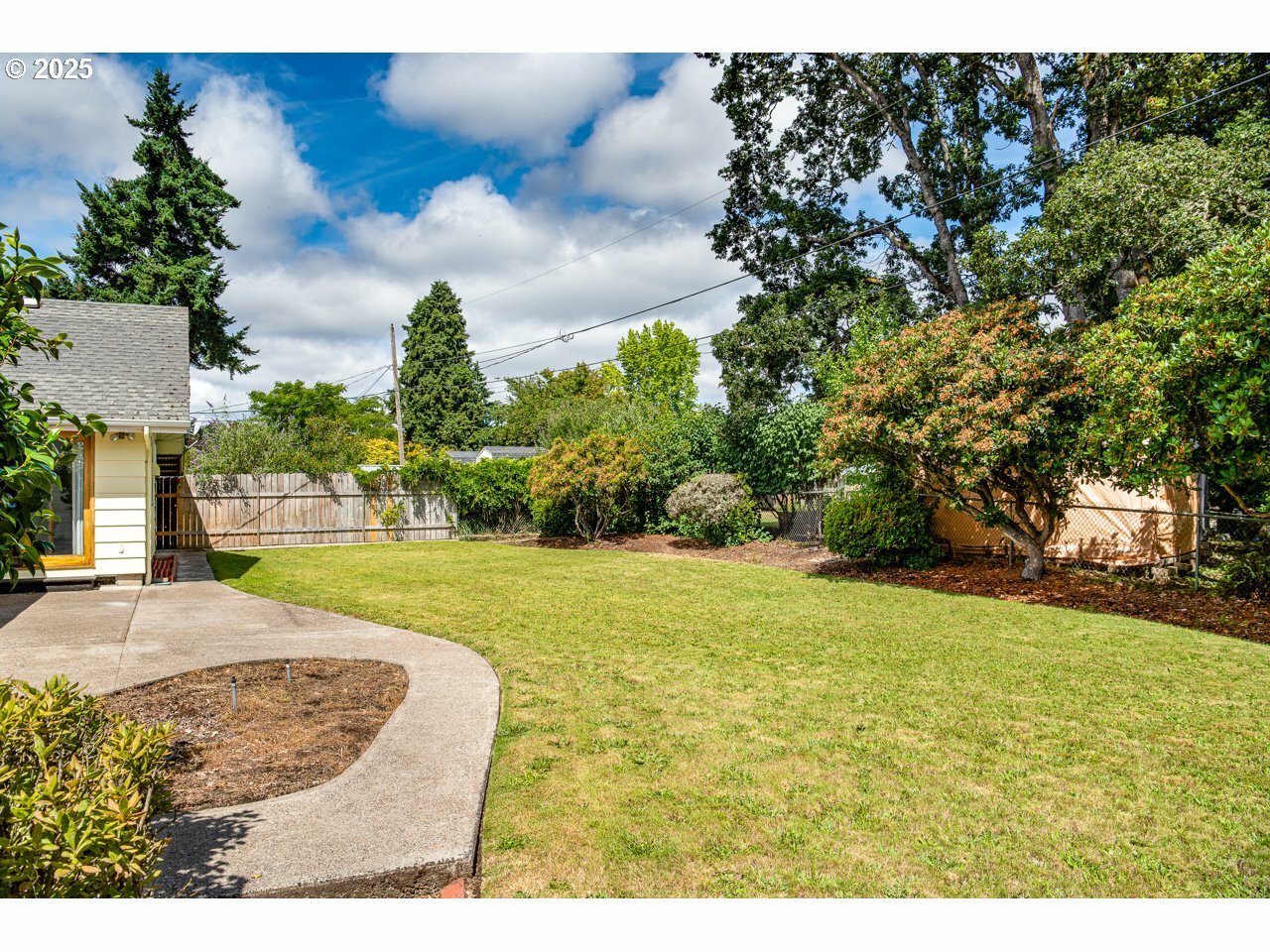 Property Photo:  965 Robin Hood Ave  OR 97401 