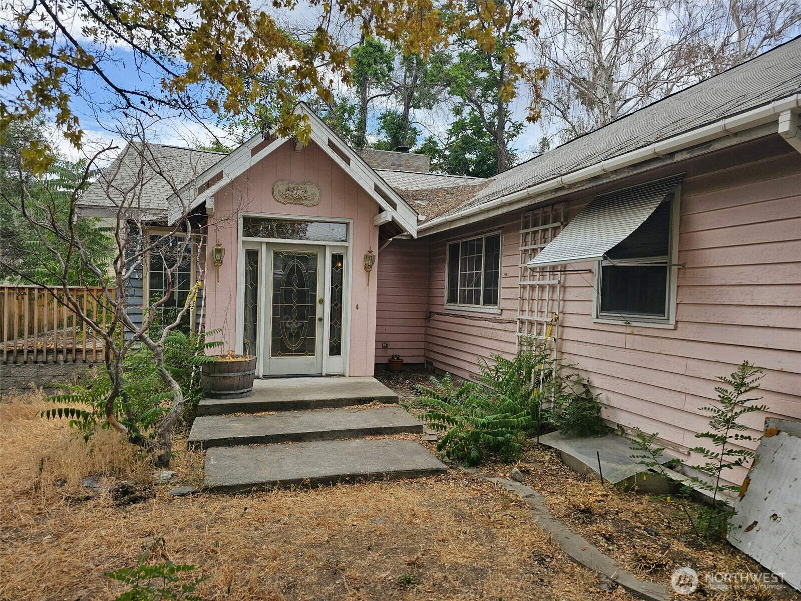Property Photo: 1000 S Lyle Avenue WA 98802