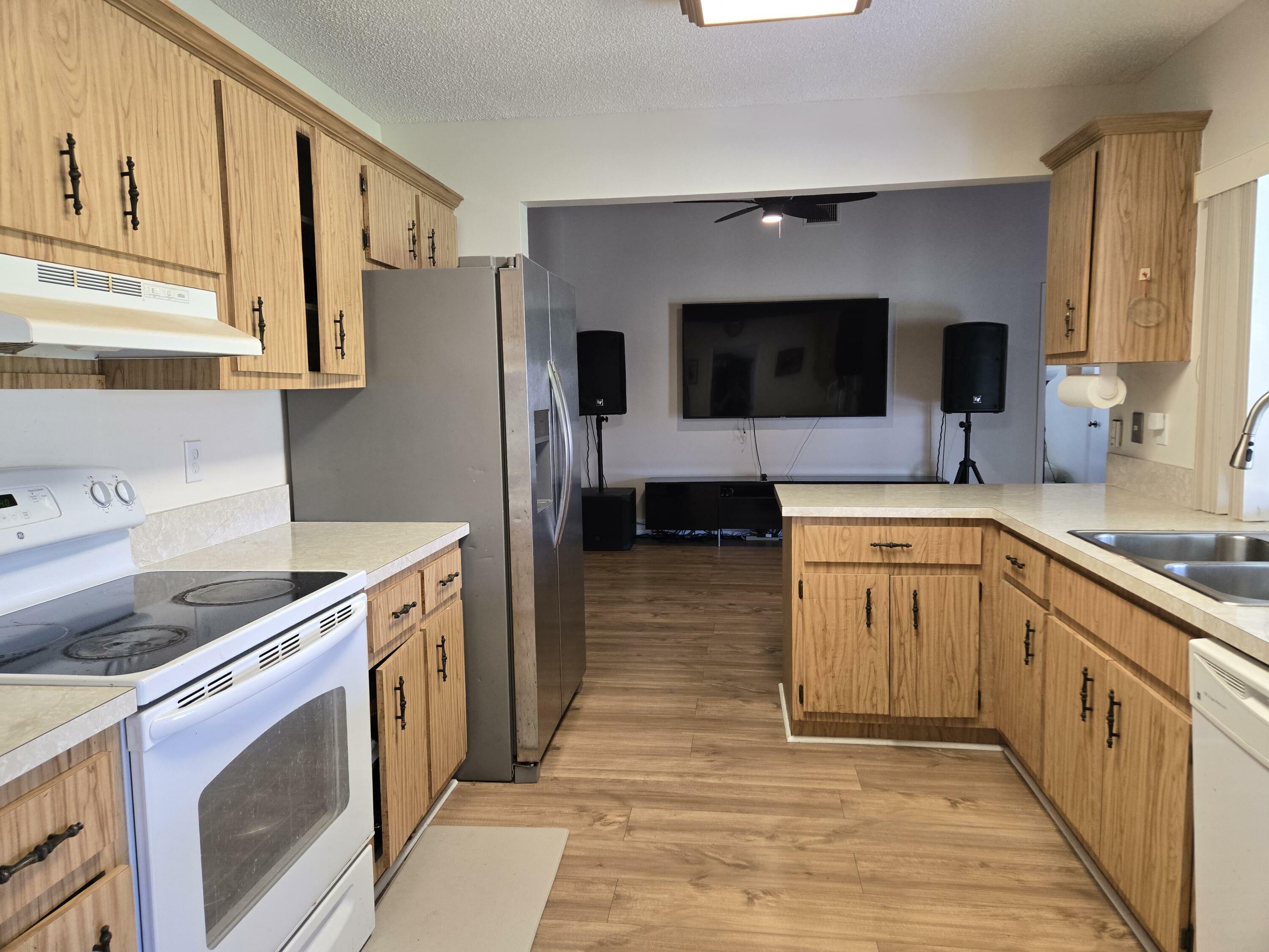 Property Photo: 8245 E Whitewood Cove E FL 33467