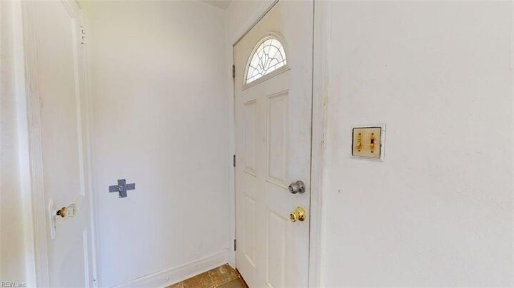 Property Photo:  421 Glendale Rd  VA 23661 