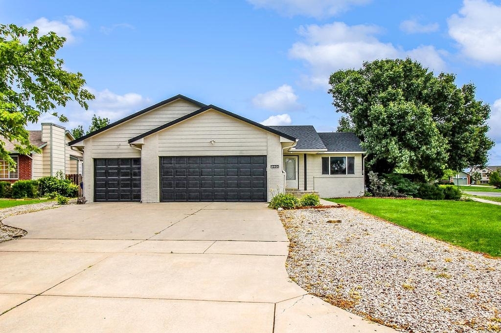 Property Photo: 1220 Summerwood Cir KS 67052
