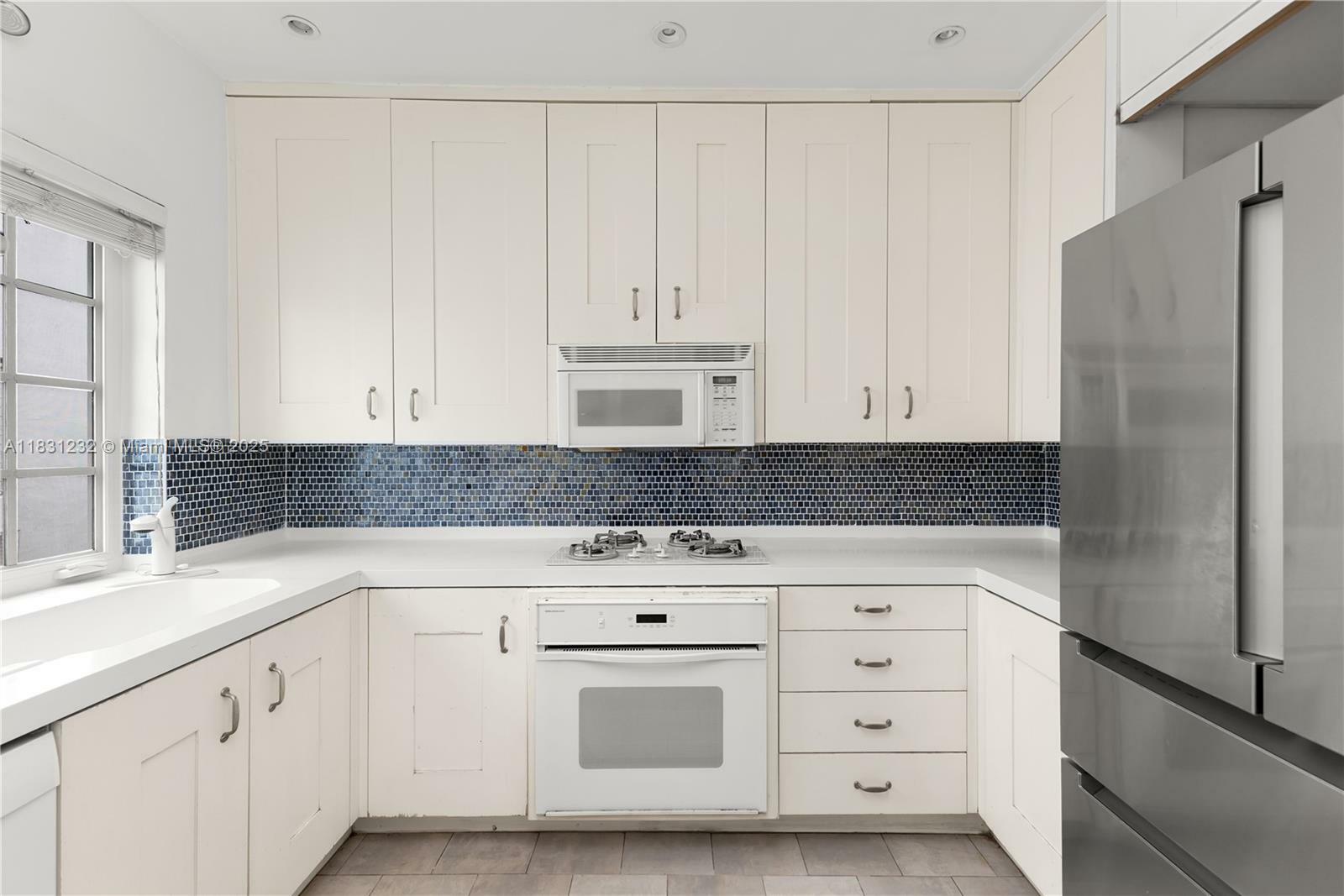 Property Photo: 735 14th Pl 3 FL 33139