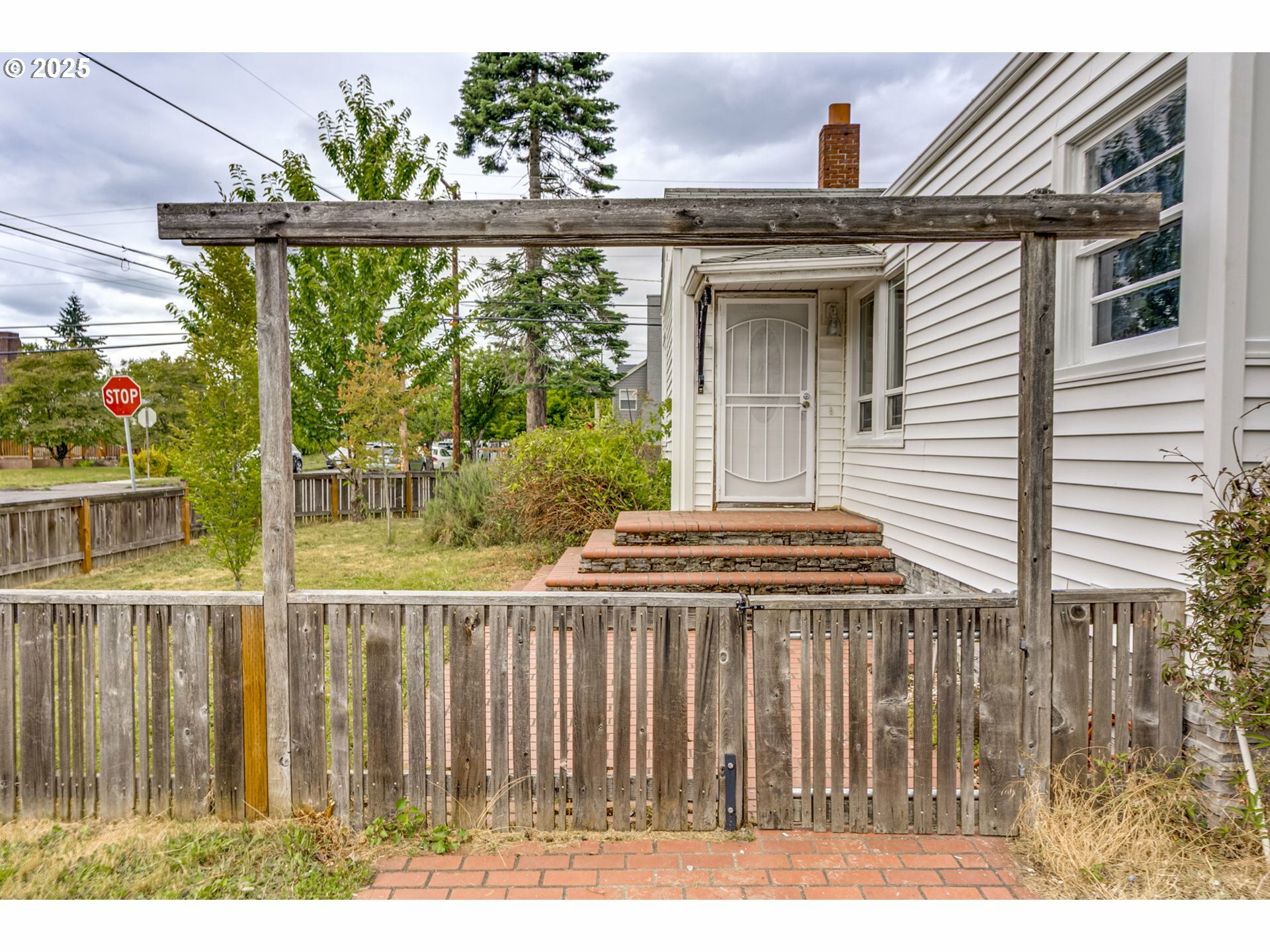 Property Photo:  2702 SE 81st Ave  OR 97206 