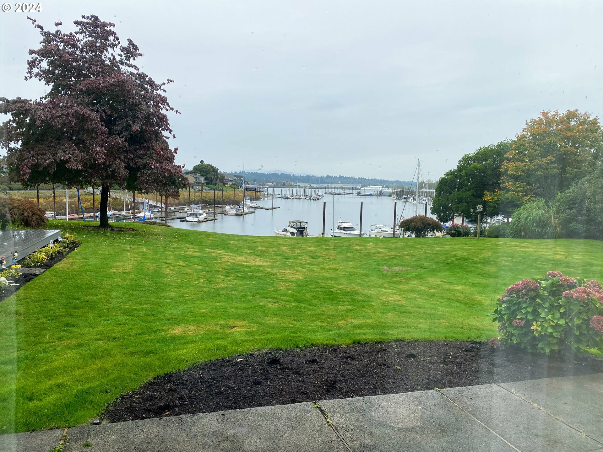 Property Photo:  605 N Tomahawk Island Dr  OR 97217 