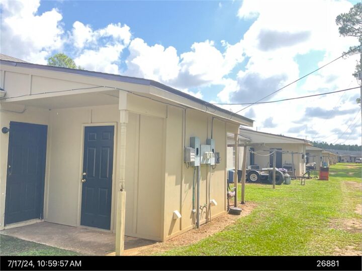 Property Photo: 1522 W Oakridge Drive GA 31707