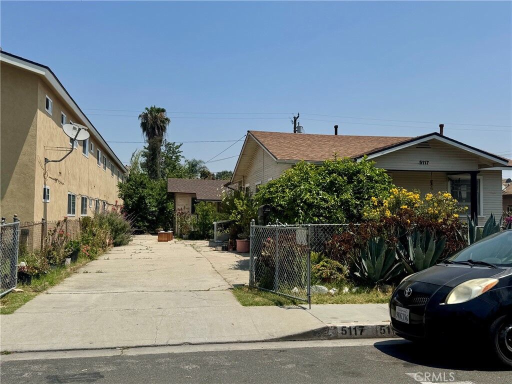 Property Photo:  5117 E 60th Place  CA 90270 