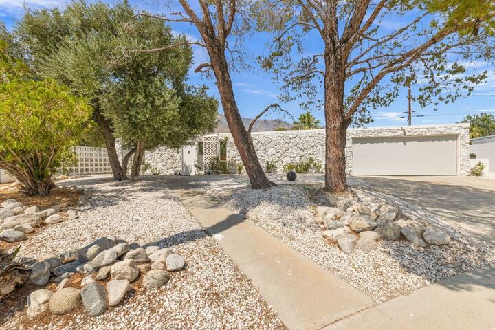 Property Photo:  811 E Grace Circle  CA 92262 
