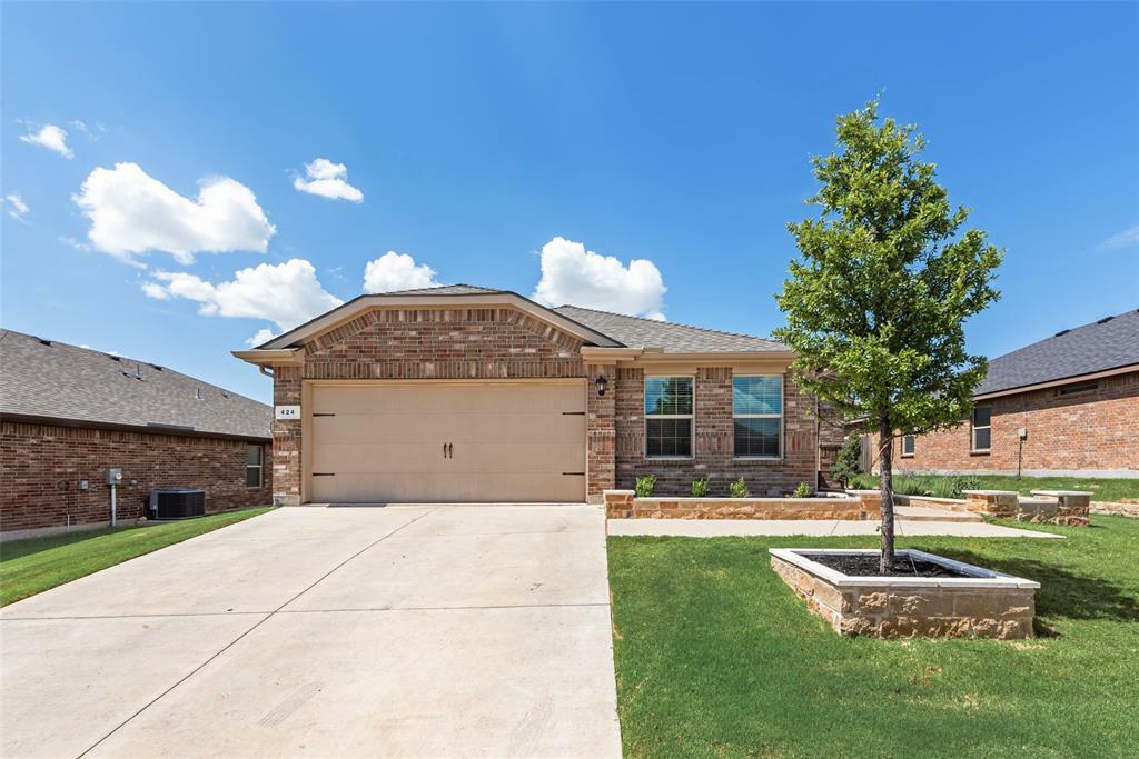 Property Photo:  424 Foxhunter Street  TX 76131 