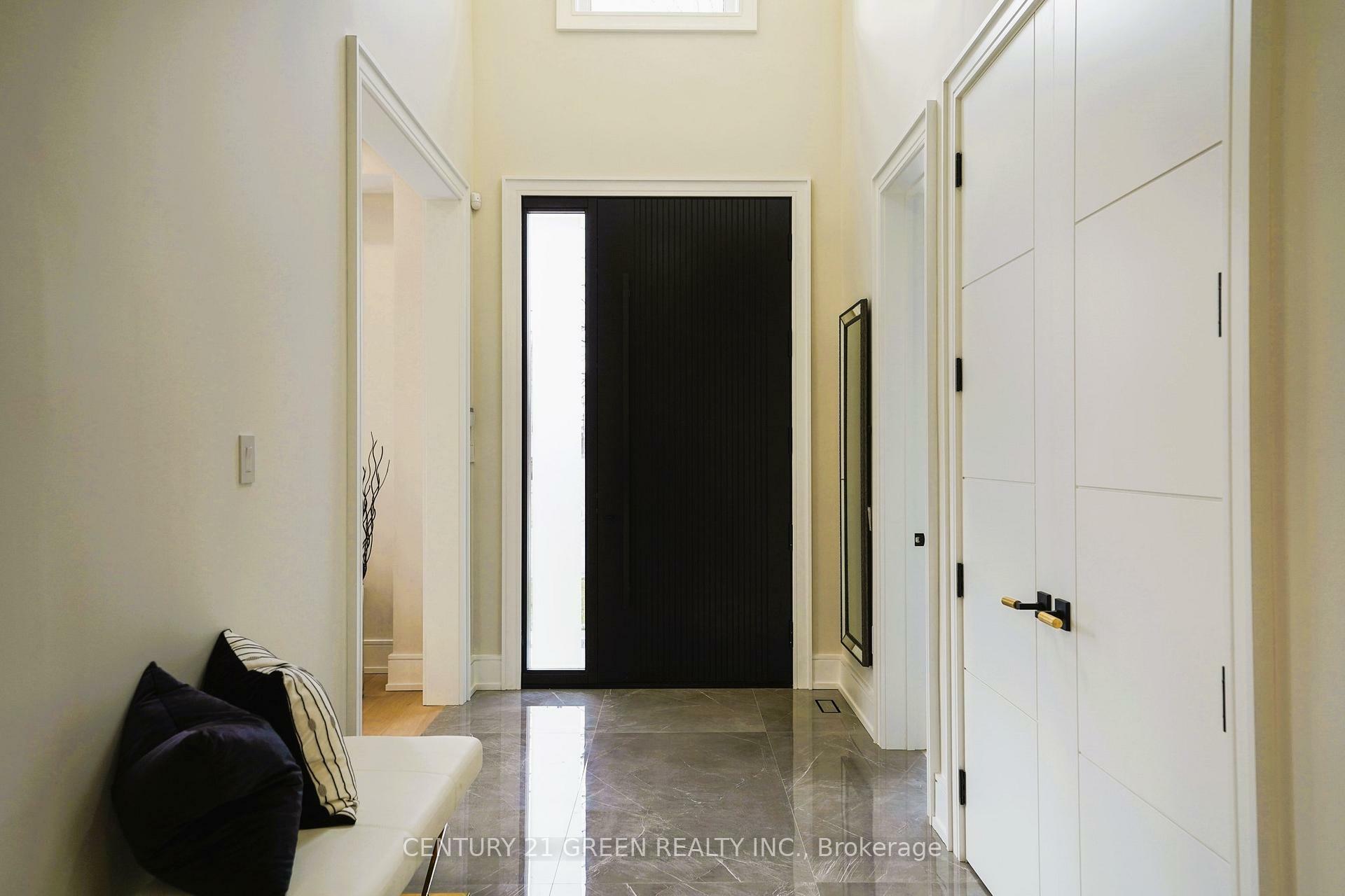 Photo de la propriété: 49 Grantbrook Street ON M2R 2E8