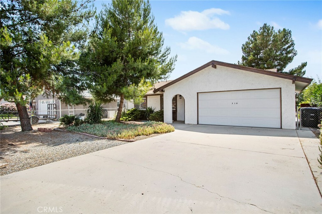 Property Photo: 719 Lorraine Lane CA 92543