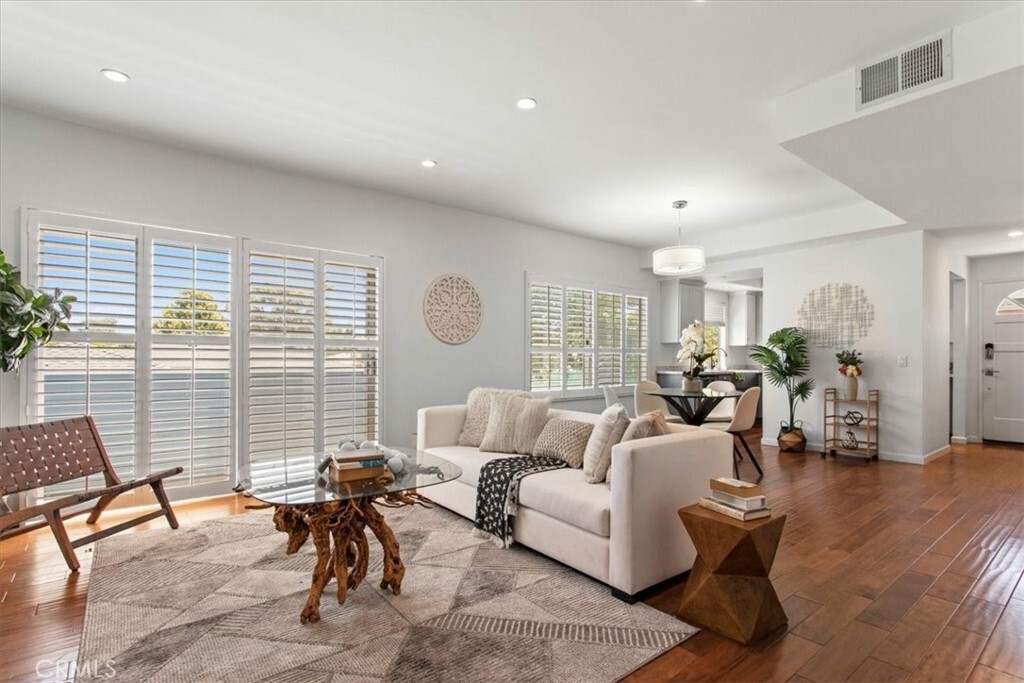 Property Photo: 5324 N Kester Ave 12 CA 91411