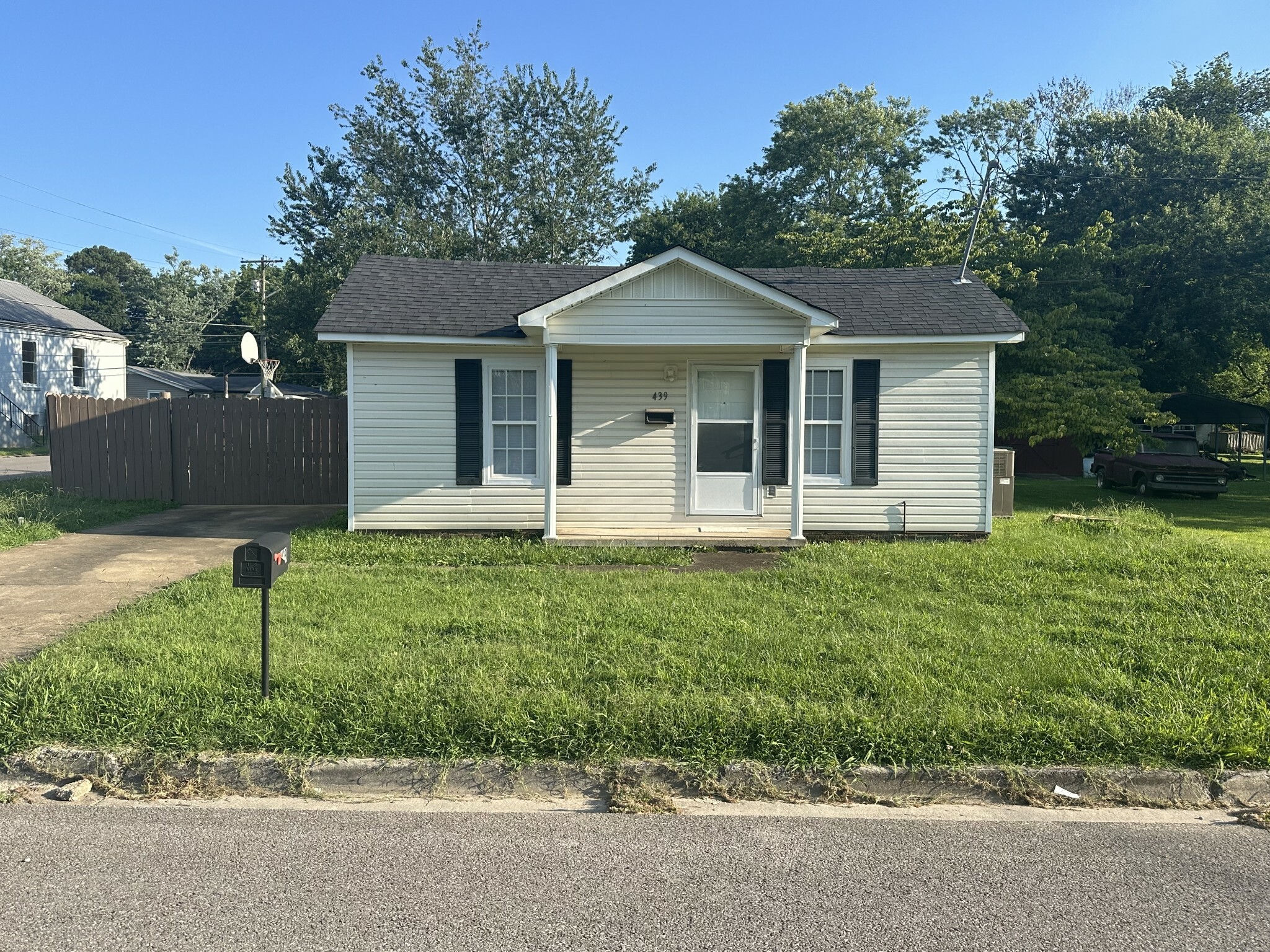 Property Photo: 439 4th St TN 38464