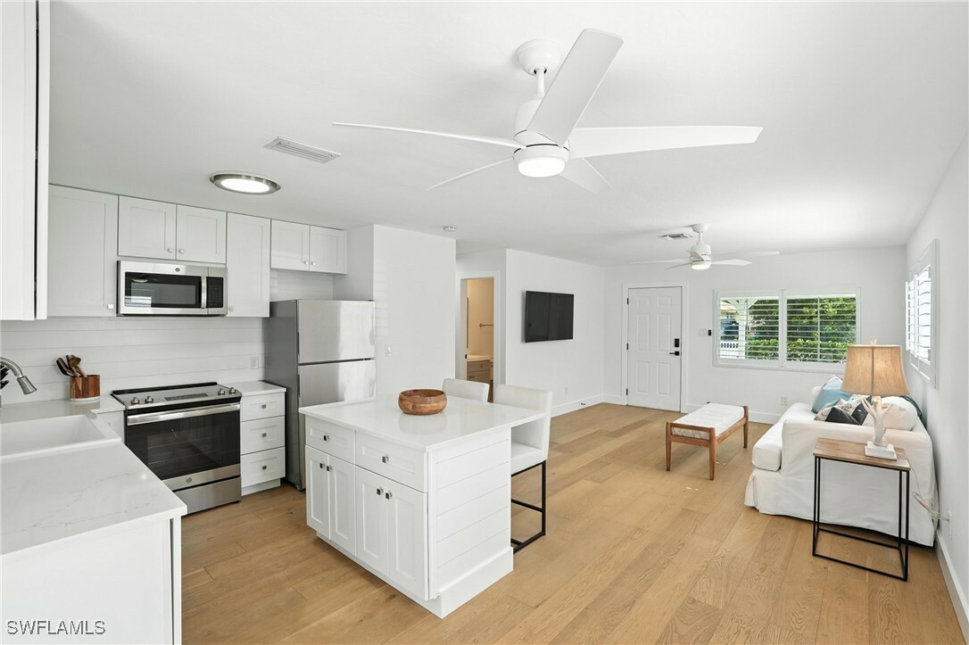 Property Photo: 1324 Highlands Drive FL 34103