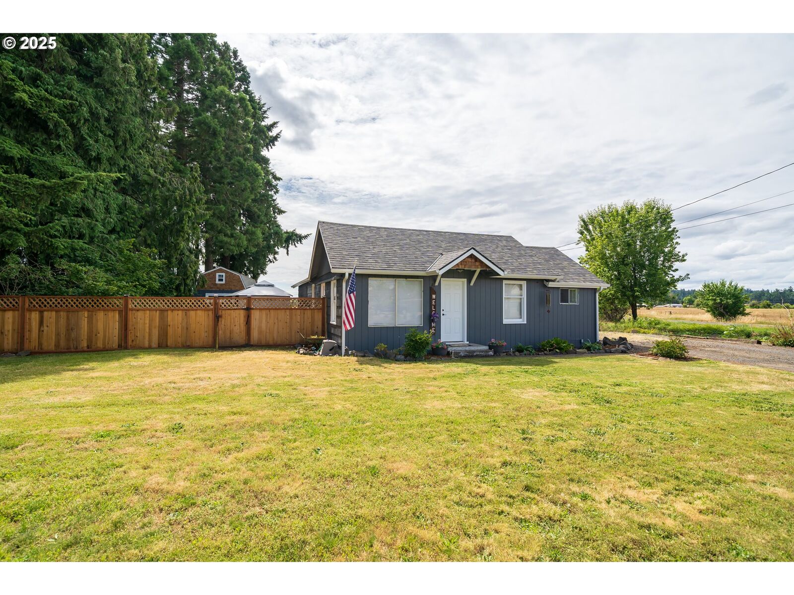 Property Photo: 553 N 11th St OR 97325