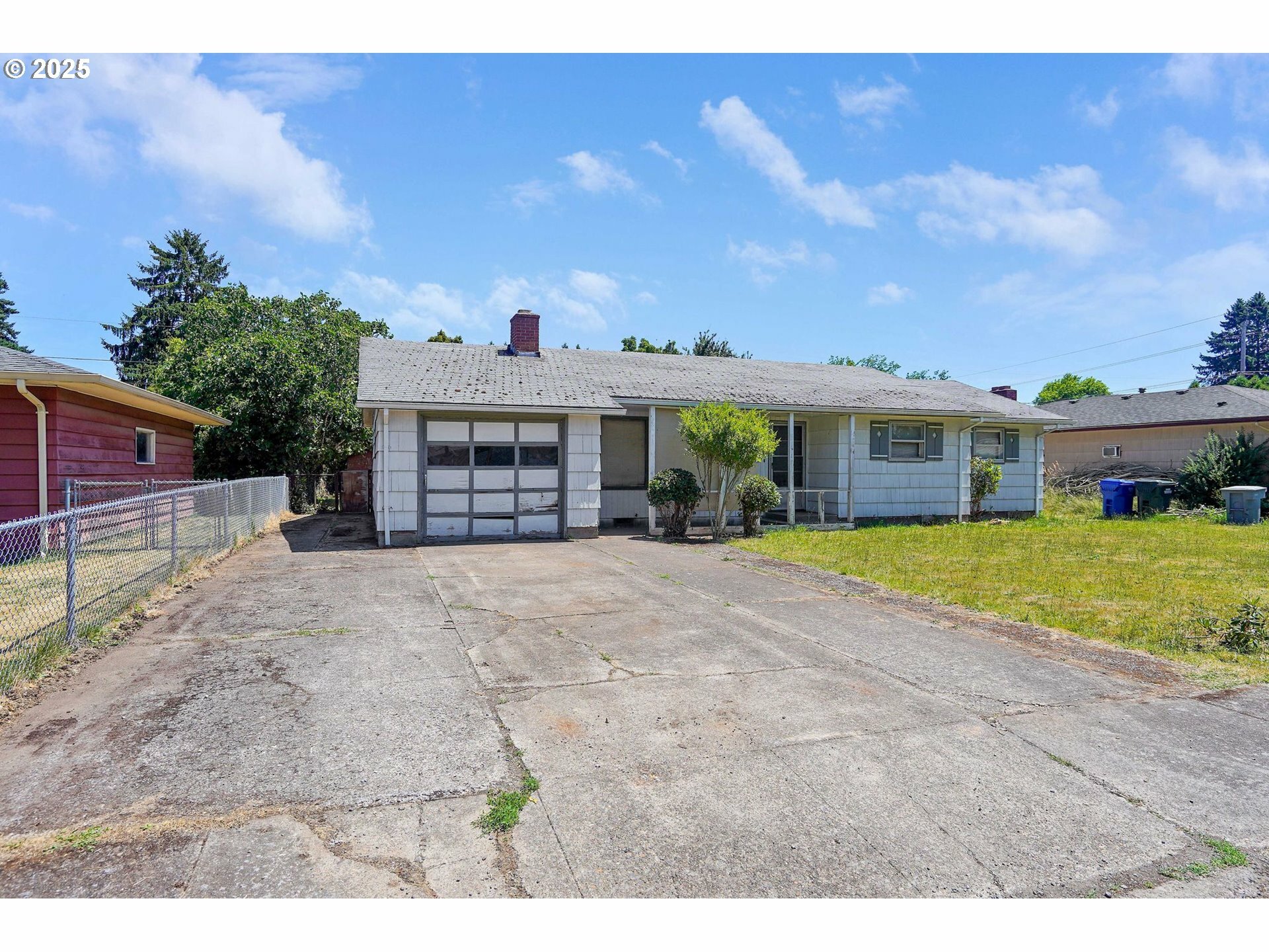 Property Photo:  142 45th Ave  OR 97301 