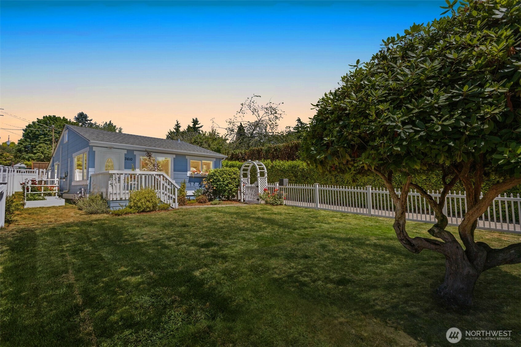 Property Photo:  3610 SW Kenyon Street  WA 98126 