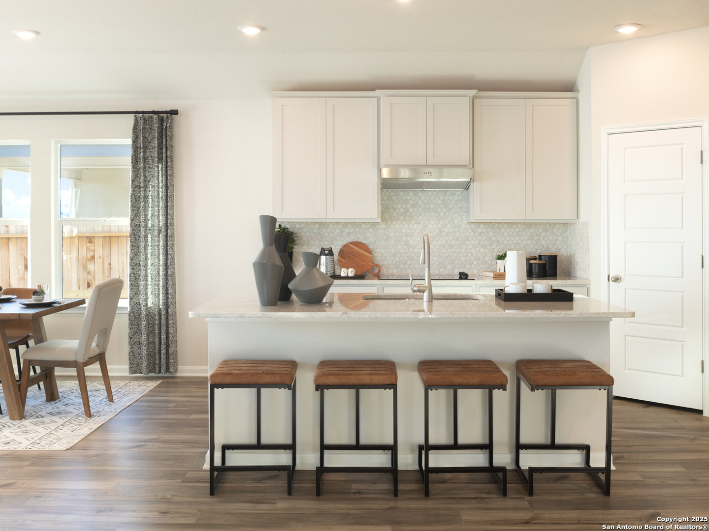 Property Photo: 910 Earp Blvd TX 78260
