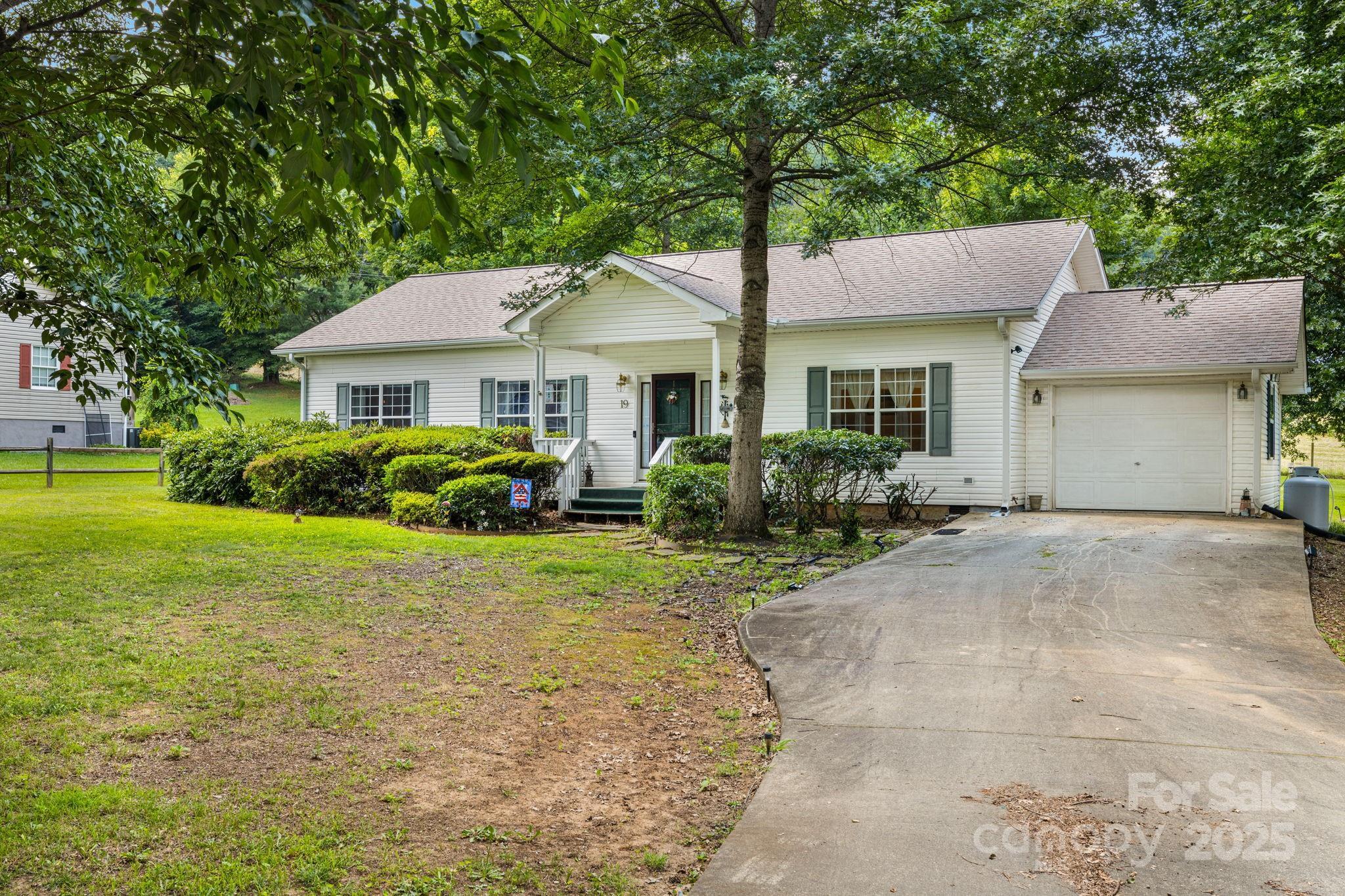 Property Photo: 19 Ivy Garden Drive NC 28715
