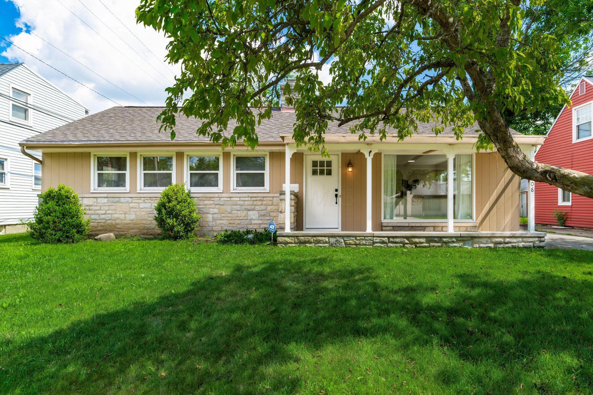 Property Photo: 2908 Dover Road OH 43209