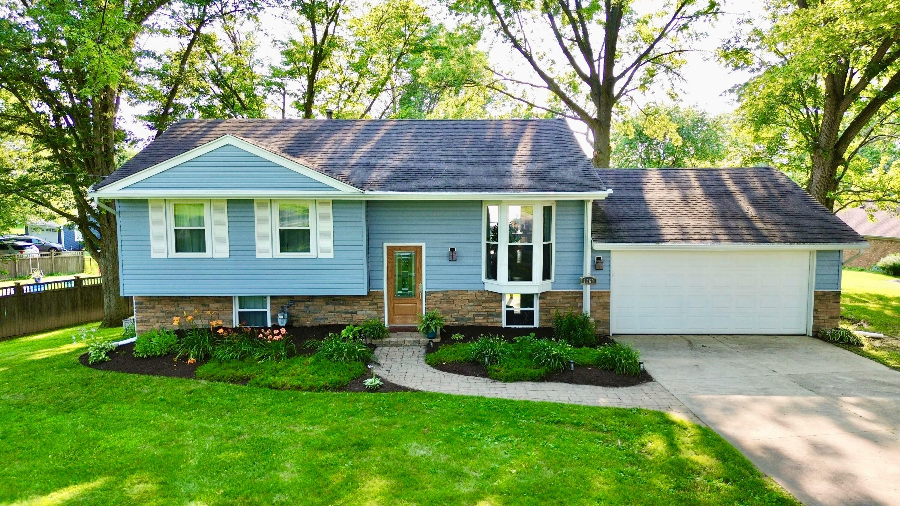 Property Photo: 1860 E Choctaw Drive OH 43140