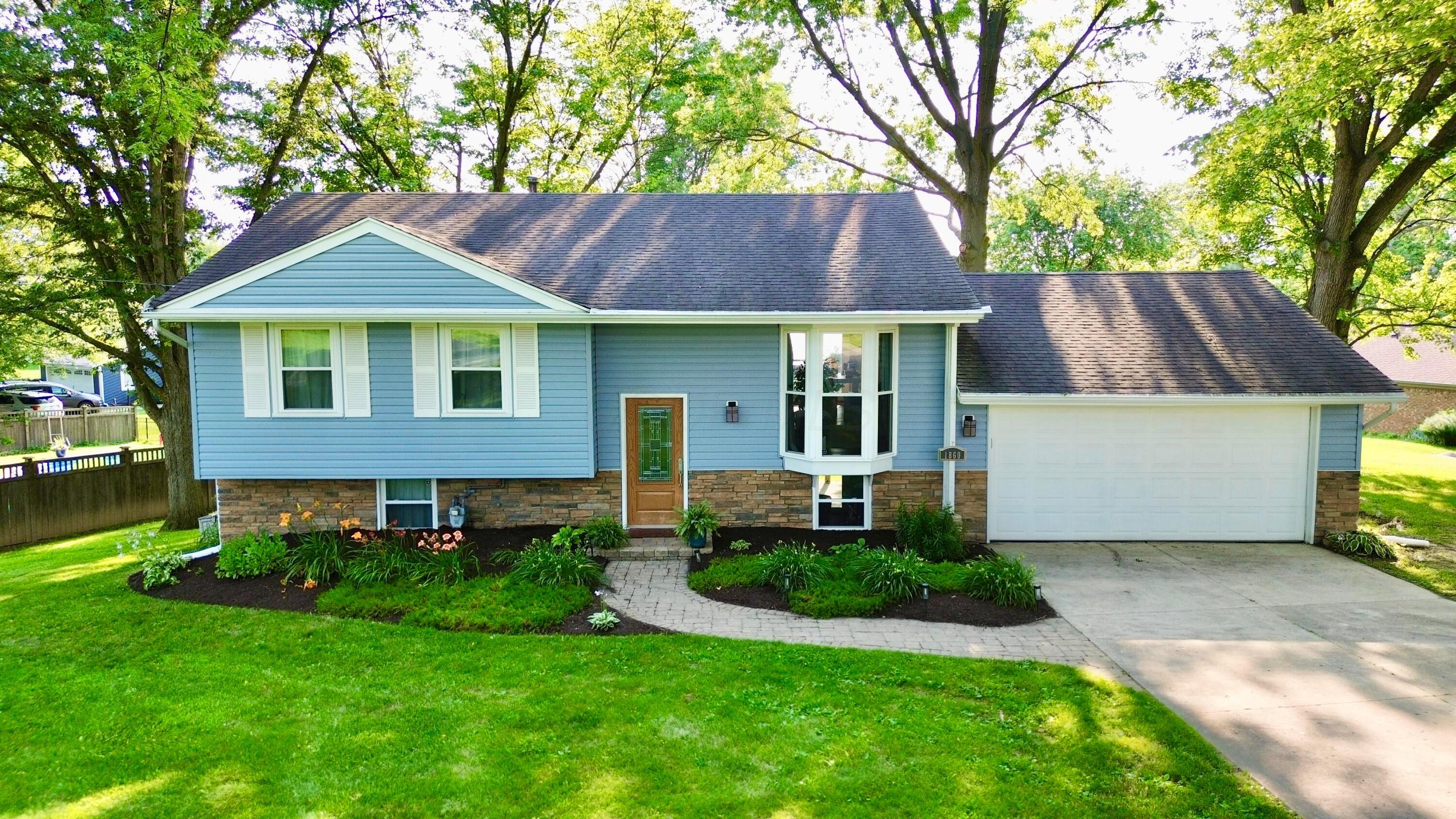 Property Photo:  1860 E Choctaw Drive  OH 43140 