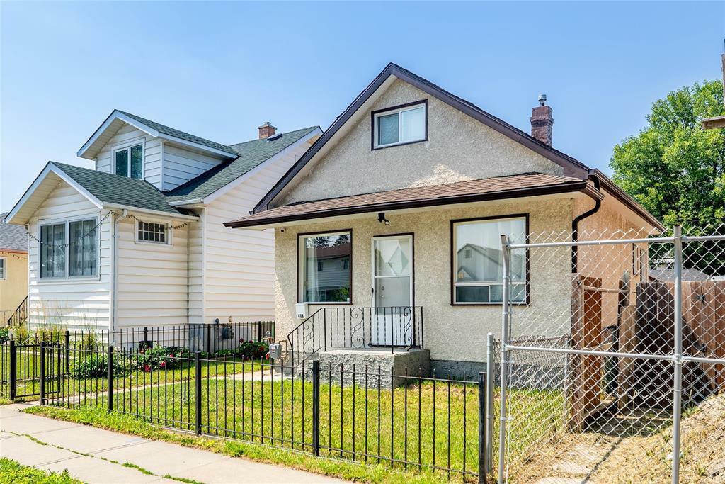 Property Photo: 408 Airlies Street MB R2X 1S8