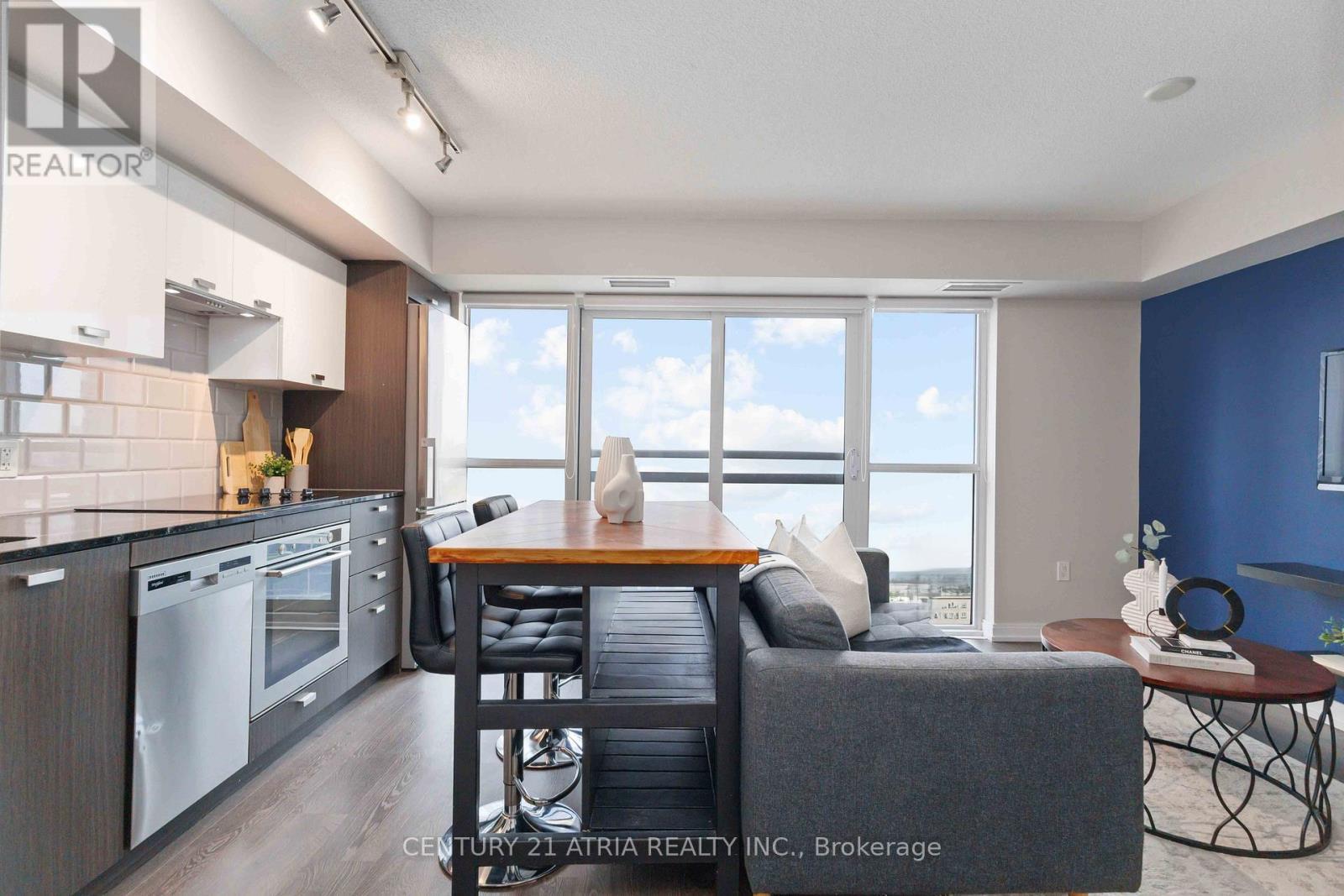 Property Photo: 275 Village Green Square 717 ON M1S 0L8