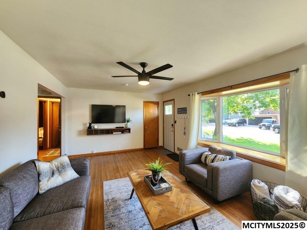 Property Photo: 2112 S Lakeview Dr IA 50428