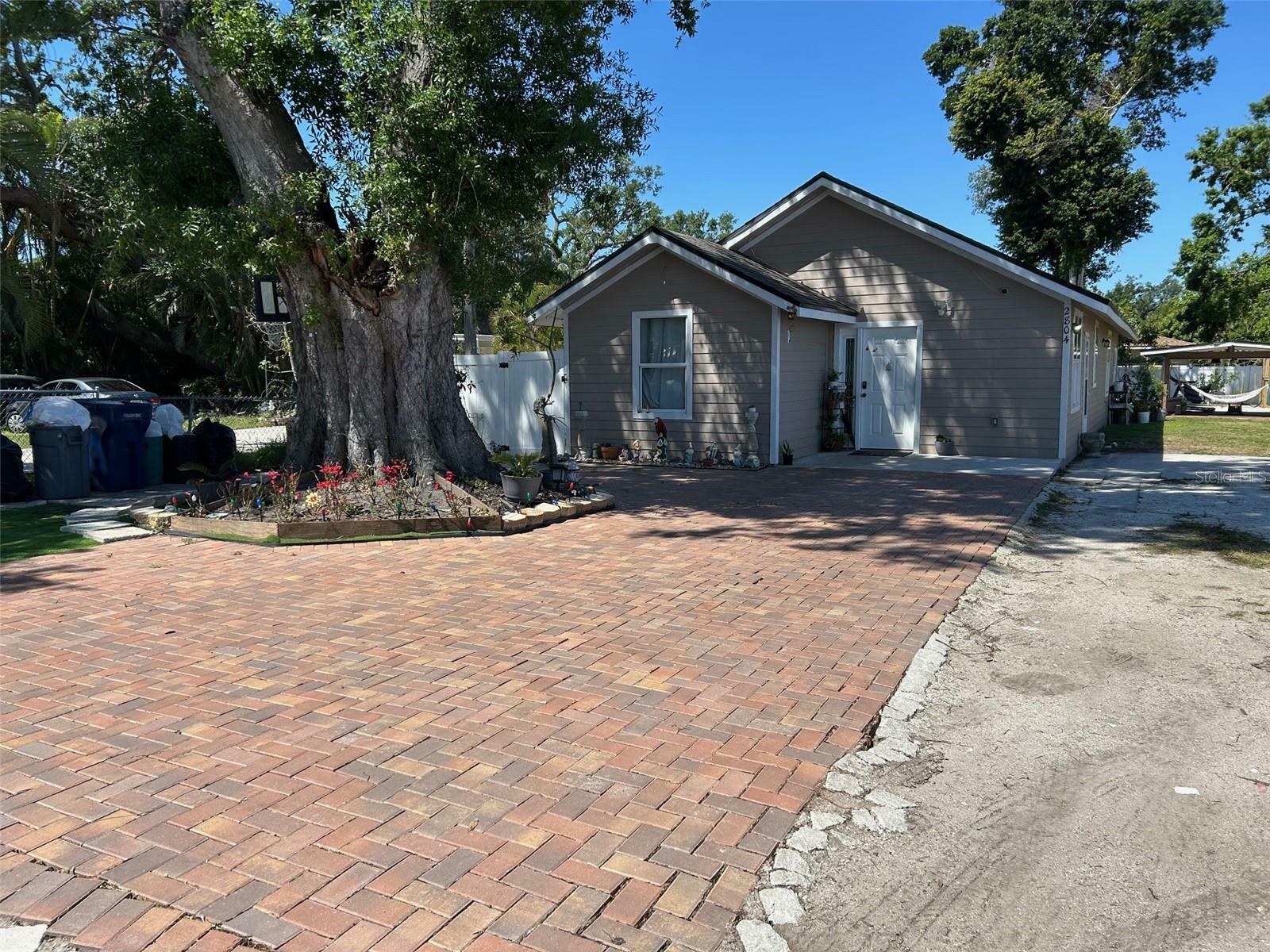Property Photo: 2804 11th Street Court E FL 34208