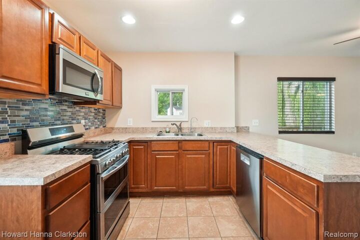 Property Photo:  6830 Dixie Highway  MI 48346 2005 