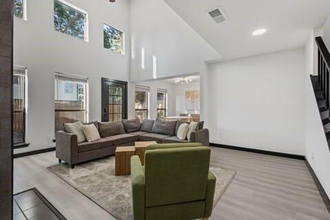Property Photo: 1214 W Hudgins TX 76051