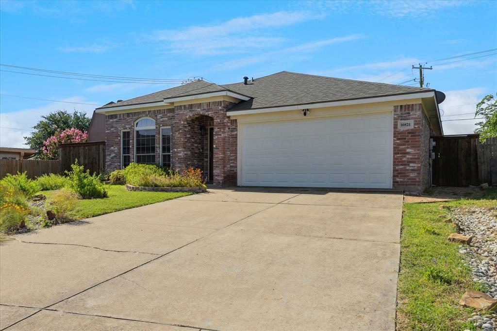 Property Photo: 10821 Deauville Circle S TX 76108