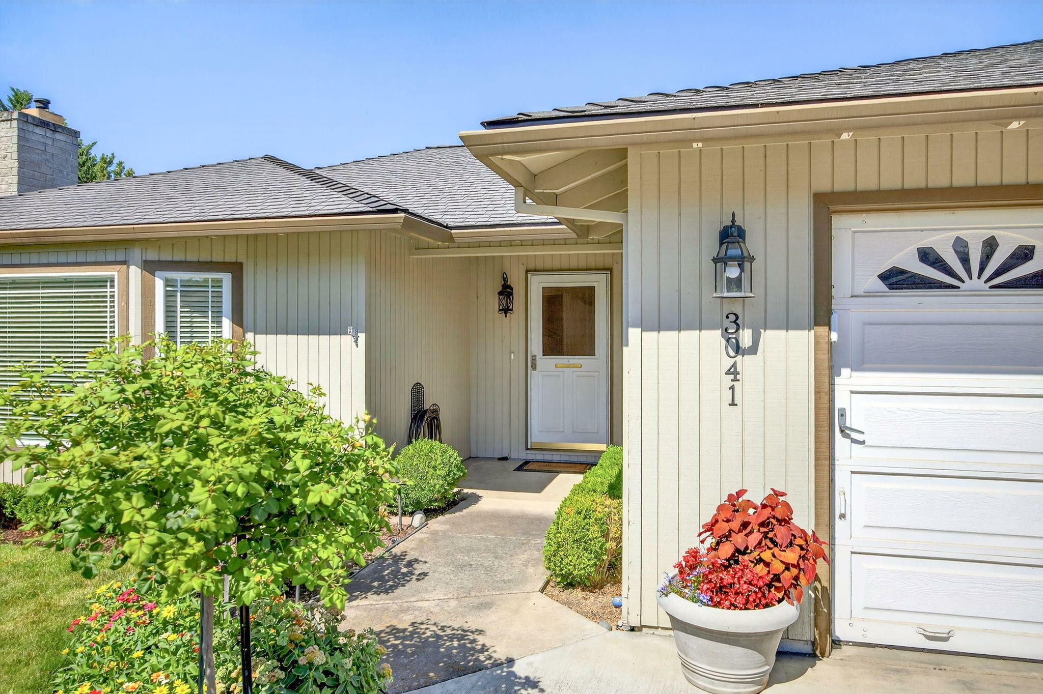 Property Photo: 3041 Cheltenham Way OR 97504
