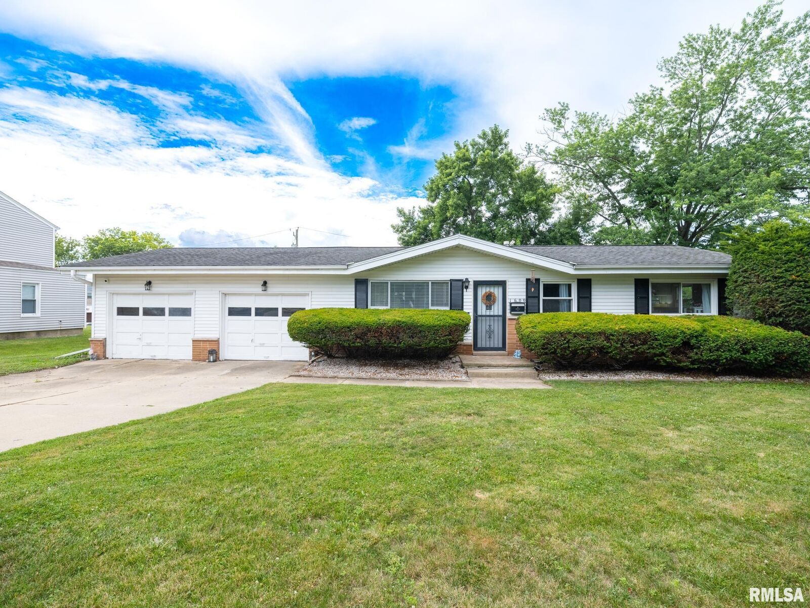 Property Photo: 1600 W Willcox Avenue IL 61604
